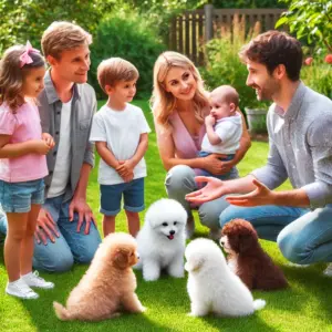 Eine Familie mit Kindern besucht einen Bichon Frisé Züchter in einem Garten. Der Züchter erklärt die Rasse, während mehrere Bichon Frisé Welpen in verschiedenen Farben, darunter weiß, braun und schwarz, fröhlich auf dem Gras spielen